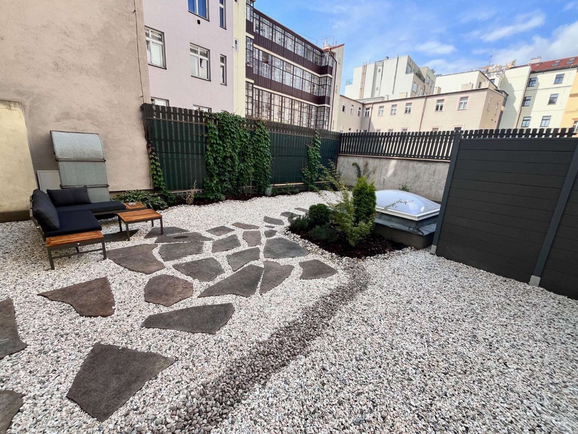 New City Centre Garden Apartment - Central Location Прага Экстерьер фото