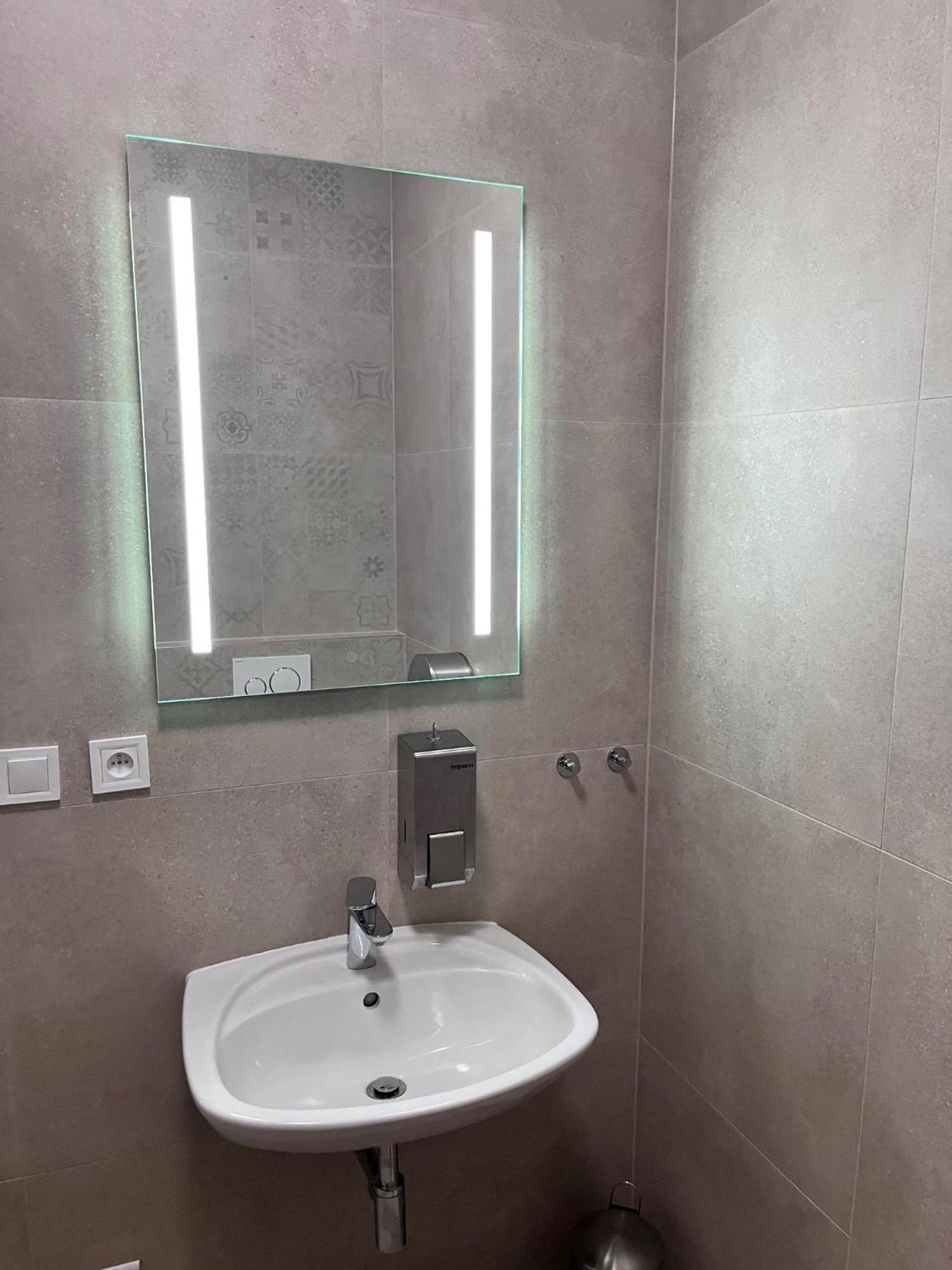 New City Centre Garden Apartment - Central Location Прага Экстерьер фото