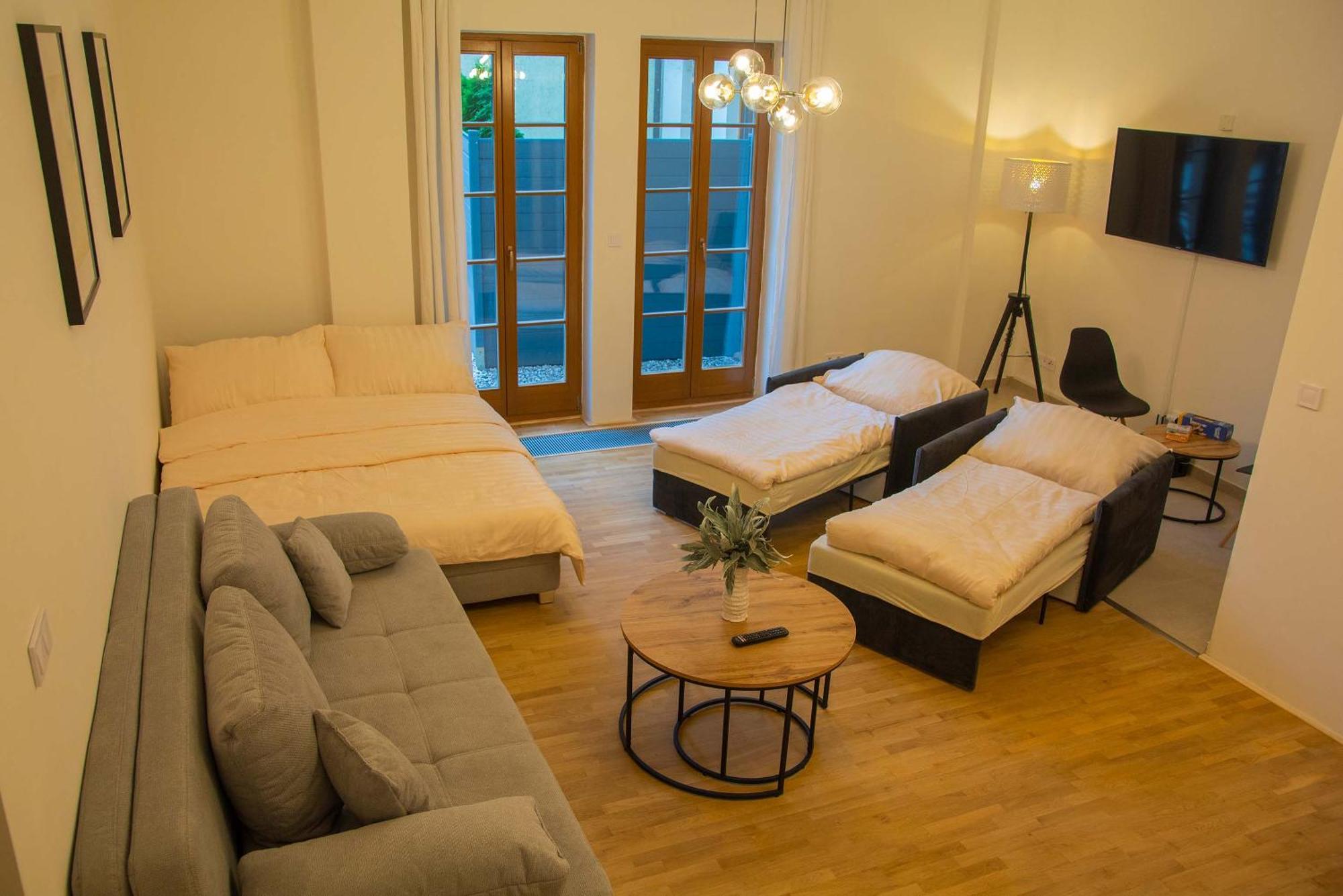 New City Centre Garden Apartment - Central Location Прага Экстерьер фото