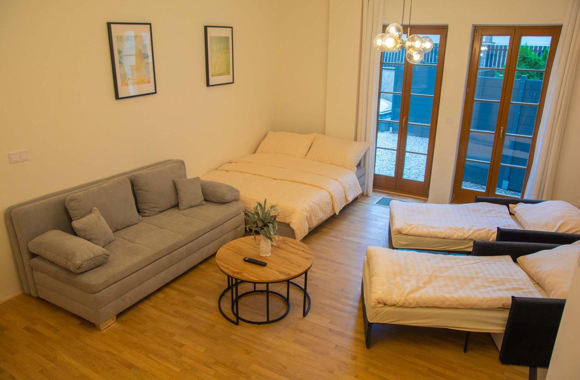 New City Centre Garden Apartment - Central Location Прага Экстерьер фото