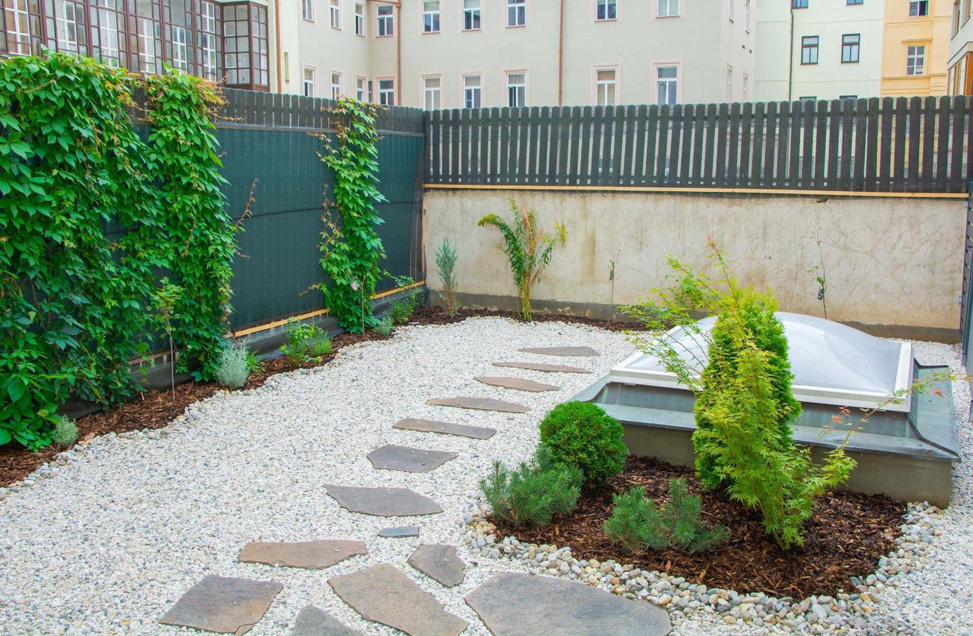 New City Centre Garden Apartment - Central Location Прага Экстерьер фото